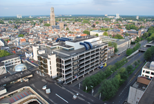 804737 Overzicht van een gedeelte van het kantoor- en winkelcentrum Hoog Catharijne te Utrecht, met in het midden het ...